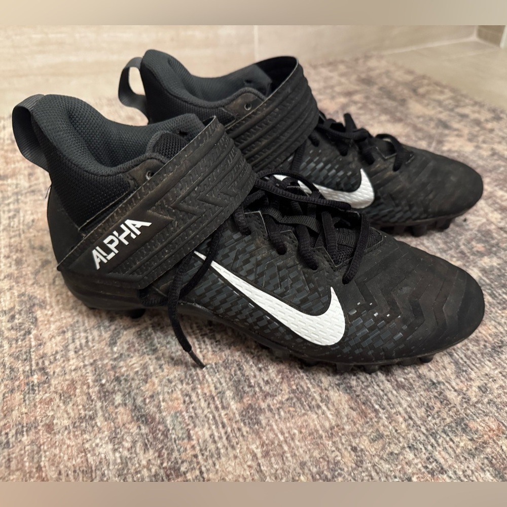Nike men’s Black and White Alpha Sneakers